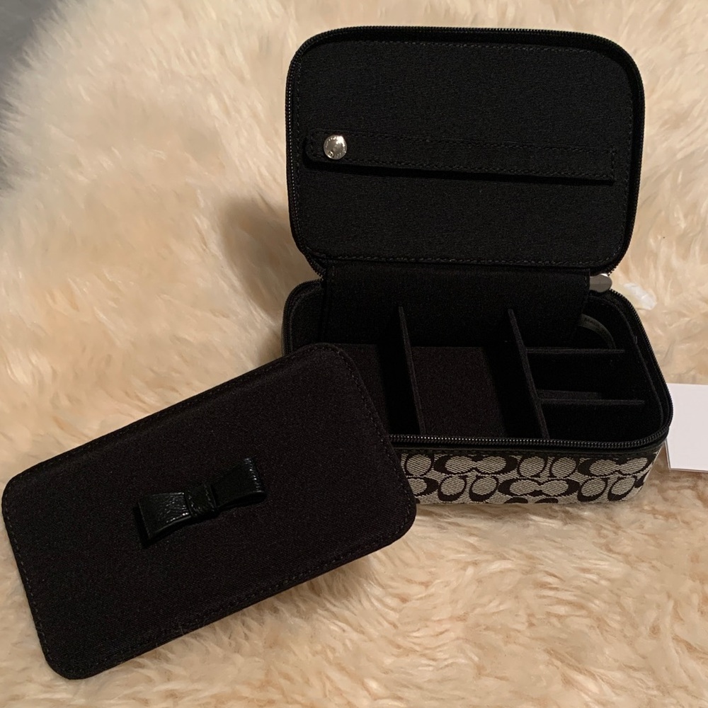 **price firm**
Coach Monogram Black and Gray Travel Jewelry Case - Picture 4 of 9